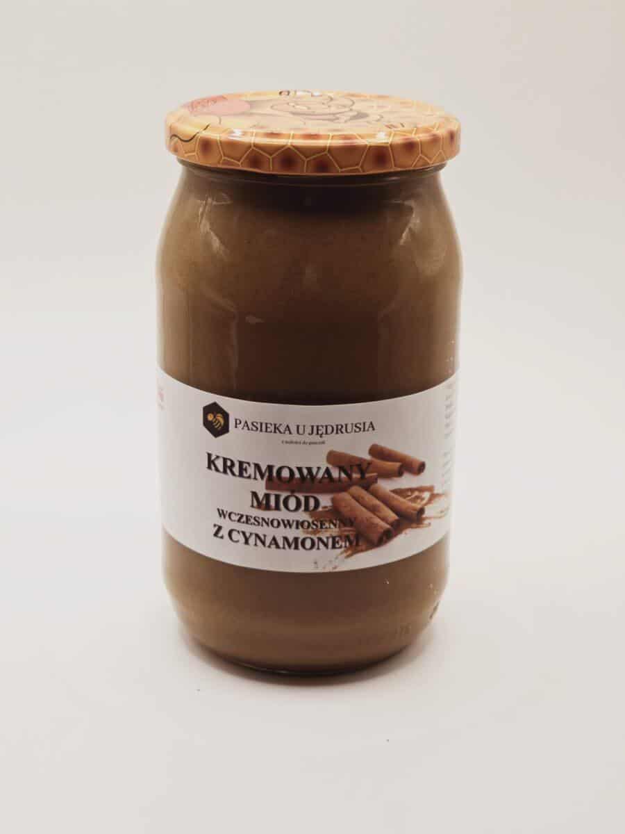 Słoik kremowanego miodu z cynamonem, naturalny produkt od rodzinnej pasieki.